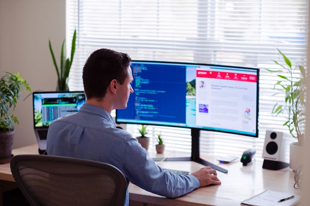 luke-peters-unsplash-home-office