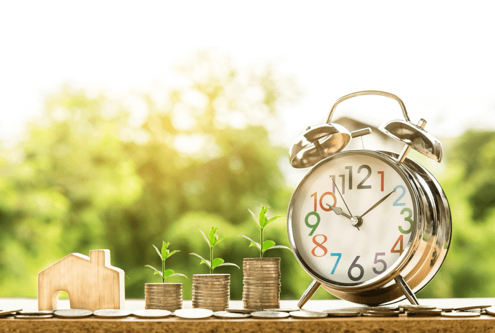 Alarm clock and coins symbolizing the 3 minutes it takes to compare and save on Quashed.