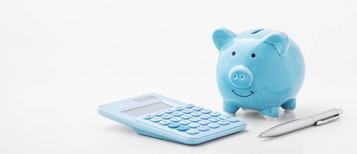 Blue piggy bank and calculator representing the One Month Free up to $100 offer for Cove Insurance via Quashed 2026